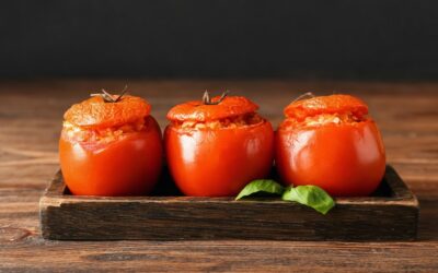 Mit Thunfisch gefüllte Tomaten