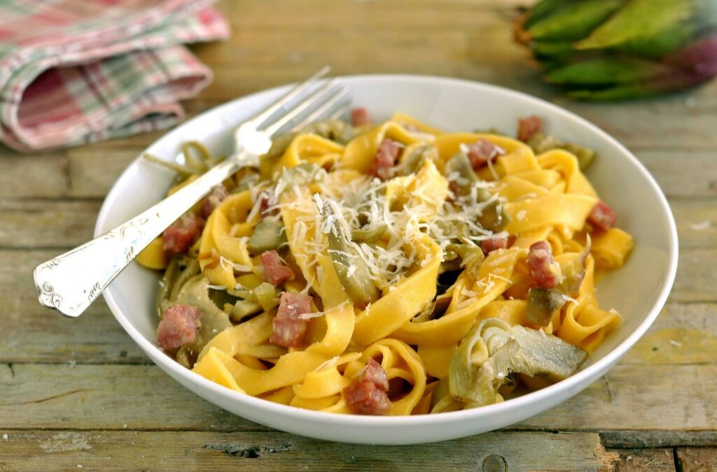 Pasta mit Artischocken und knusprigem Speck
